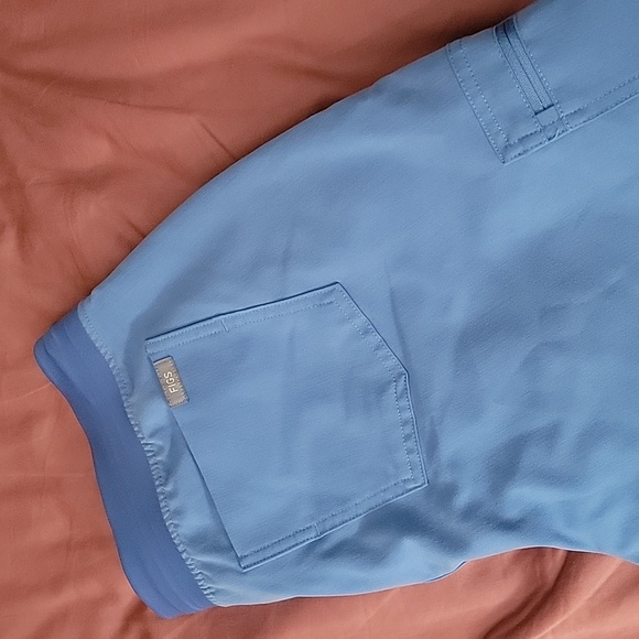 Figs Set Catarina One-Pocket Scrub Top / Zamora Jogger Scrub Pants - Picture 12 of 13